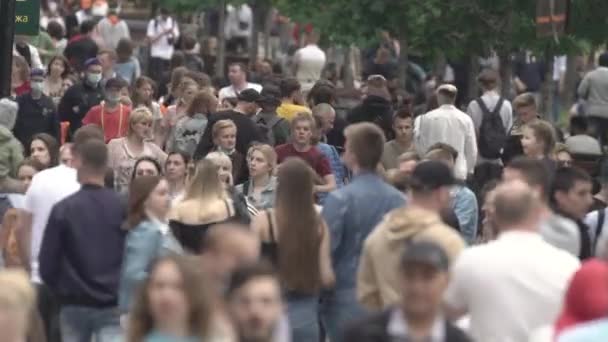 Ukraine, Kiev : les gens marchent dans la rue dans le centre-ville — Video