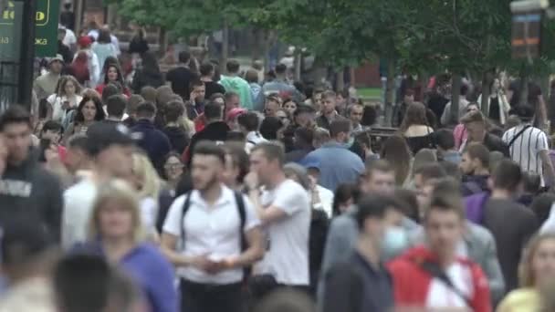 Ukrajina, Kyjev: lidé chodí po ulici v centru města — Stock video