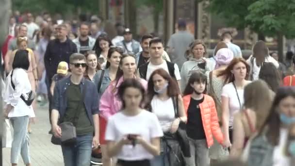Україна, Київ: люди йдуть по вулиці в центрі міста. — стокове відео