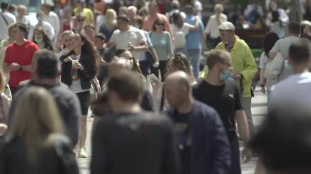 Ucraina, Kiev: la gente cammina lungo la strada nel centro della città — Video Stock