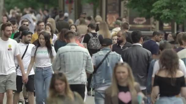 Україна, Київ: люди йдуть по вулиці в центрі міста. — стокове відео