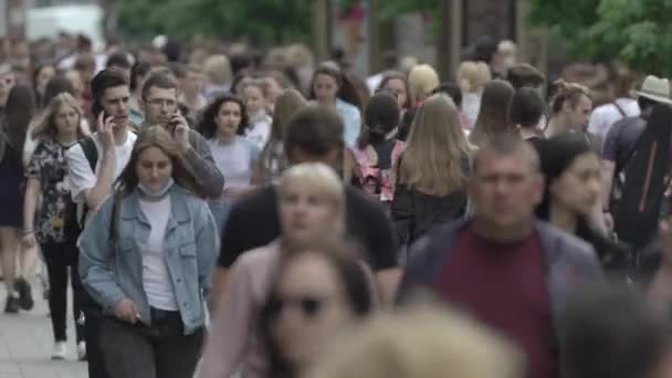 Ukrayna, Kyiv: Şehir merkezinde insanlar sokakta yürüyor — Stok video