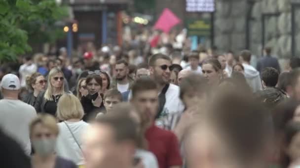 Украина, Киев: люди идут по улице в центре города — стоковое видео