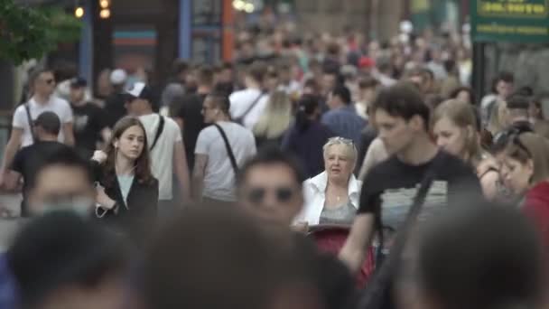Ucrânia, Kiev: as pessoas descem a rua no centro da cidade — Vídeo de Stock