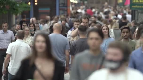 Ucrânia, Kiev: as pessoas descem a rua no centro da cidade — Vídeo de Stock