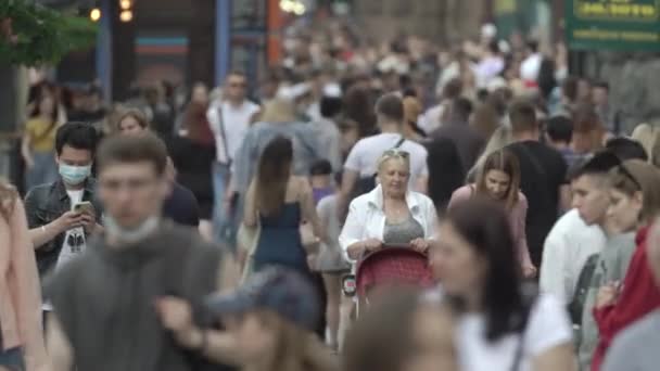 Ukrajina, Kyjev: lidé chodí po ulici v centru města — Stock video