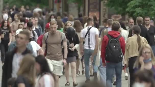 Ukraine, Kiev : les gens marchent dans la rue dans le centre-ville — Video