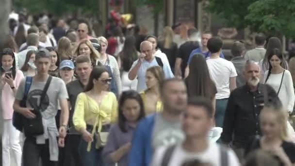 Ukrajna, Kijev: az emberek végigsétálnak az utcán a belvárosban — Stock videók