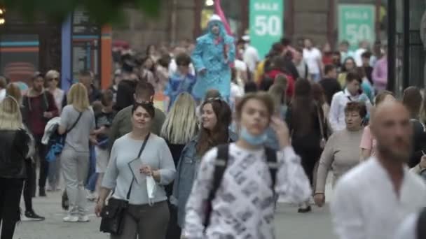 Oekraïne, Kiev: mensen lopen door de straat in het centrum — Stockvideo