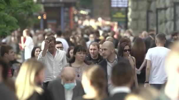 Oekraïne, Kiev: mensen lopen door de straat in het centrum — Stockvideo