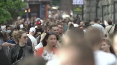 Ukrayna, Kyiv: Şehir merkezinde insanlar sokakta yürüyor