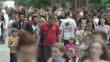 Ukrayna, Kyiv: Şehir merkezinde insanlar sokakta yürüyor