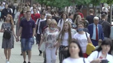 Ukrayna, Kyiv: Şehir merkezinde insanlar sokakta yürüyor