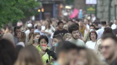 Ukrayna, Kyiv: Şehir merkezinde insanlar sokakta yürüyor