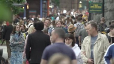 Ukrayna, Kyiv: Şehir merkezinde insanlar sokakta yürüyor