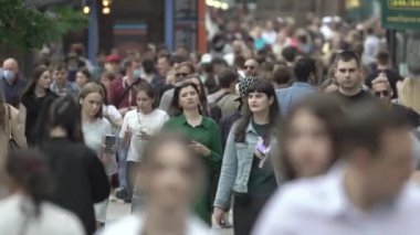 Ukrayna, Kyiv: Şehir merkezinde insanlar sokakta yürüyor