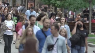 Ukrayna, Kyiv: Şehir merkezinde insanlar sokakta yürüyor