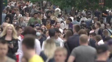 Ukrayna, Kyiv: Şehir merkezinde insanlar sokakta yürüyor