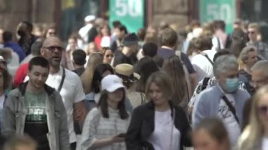 Ukrayna, Kyiv: Şehir merkezinde insanlar sokakta yürüyor