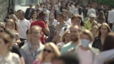 Ukrayna, Kyiv: Şehir merkezinde insanlar sokakta yürüyor