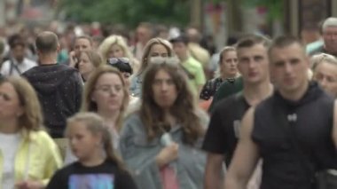 Ukrayna, Kyiv: Şehir merkezinde insanlar sokakta yürüyor