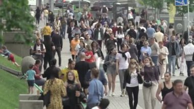 Ukrayna, Kyiv: Şehir merkezinde insanlar sokakta yürüyor