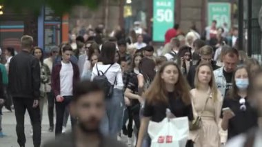 Ukrayna, Kyiv: Şehir merkezinde insanlar sokakta yürüyor