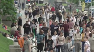 Ukrayna, Kyiv: Şehir merkezinde insanlar sokakta yürüyor