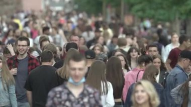 Ukrayna, Kyiv: Şehir merkezinde insanlar sokakta yürüyor