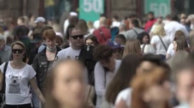 Ukrayna, Kyiv: Şehir merkezinde insanlar sokakta yürüyor