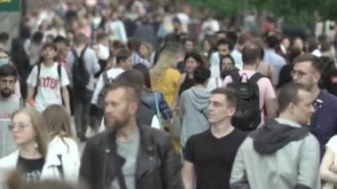 Ukrayna, Kyiv: Şehir merkezinde insanlar sokakta yürüyor