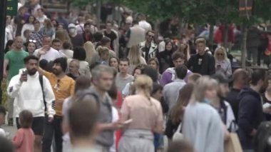 Ukrayna, Kyiv: Şehir merkezinde insanlar sokakta yürüyor