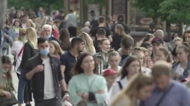 Ukrayna, Kyiv: Şehir merkezinde insanlar sokakta yürüyor