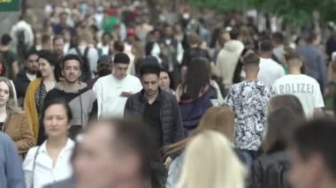 Ukrayna, Kyiv: Şehir merkezinde insanlar sokakta yürüyor