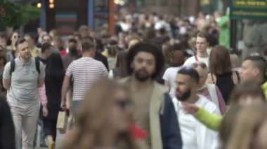 Ukrayna, Kyiv: Şehir merkezinde insanlar sokakta yürüyor