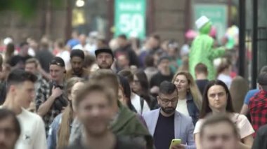 Ukrayna, Kyiv: Şehir merkezinde insanlar sokakta yürüyor