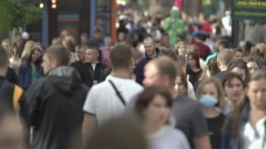 Ukrayna, Kyiv: Şehir merkezinde insanlar sokakta yürüyor