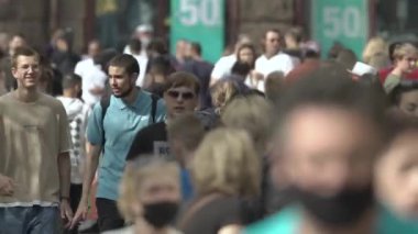 Ukrayna, Kyiv: Şehir merkezinde insanlar sokakta yürüyor