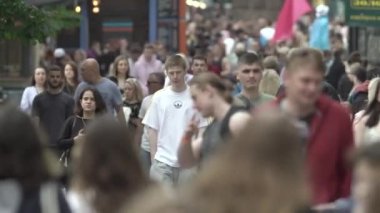 Ukrayna, Kyiv: Şehir merkezinde insanlar sokakta yürüyor