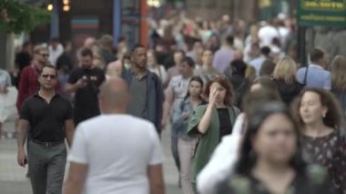 Ukrayna, Kyiv: Şehir merkezinde insanlar sokakta yürüyor