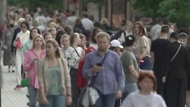 Ukrayna, Kyiv: Şehir merkezinde insanlar sokakta yürüyor