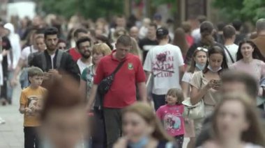 Ukrayna, Kyiv: Şehir merkezinde insanlar sokakta yürüyor