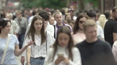 Ukrayna, Kyiv: Şehir merkezinde insanlar sokakta yürüyor