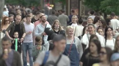 Ukrayna, Kyiv: Şehir merkezinde insanlar sokakta yürüyor