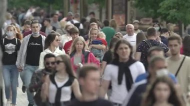 Ukrayna, Kyiv: Şehir merkezinde insanlar sokakta yürüyor