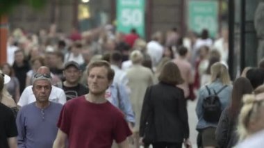 Ukrayna, Kyiv: Şehir merkezinde insanlar sokakta yürüyor