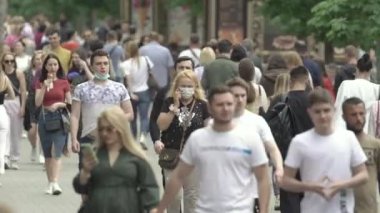 Ukrayna, Kyiv: Şehir merkezinde insanlar sokakta yürüyor