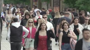 Ukrayna, Kyiv: Şehir merkezinde insanlar sokakta yürüyor