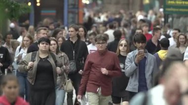 Ukrayna, Kyiv: Şehir merkezinde insanlar sokakta yürüyor