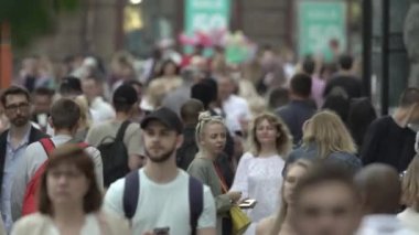 Ukrayna, Kyiv: Şehir merkezinde insanlar sokakta yürüyor